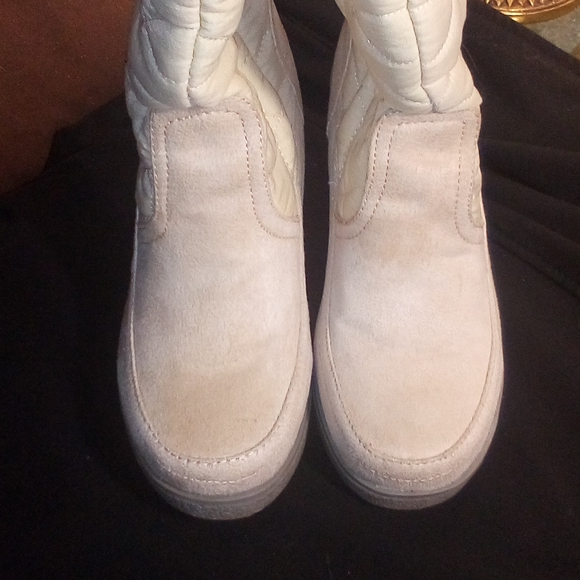 Woman's size 6 Predictions white wedge winter boots faux fur trim with pom poms. - Picture 10 of 13